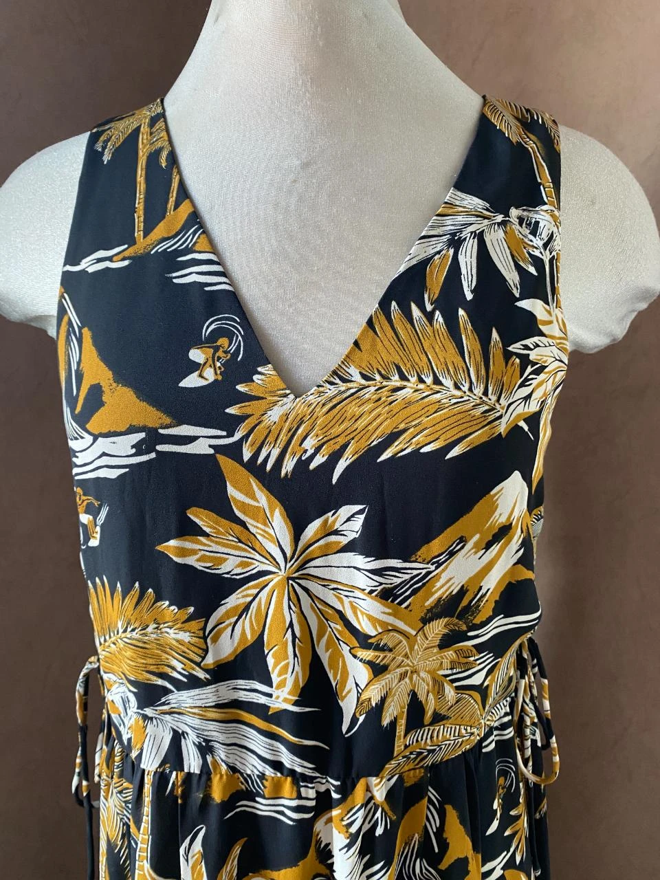 H&M mid-length dress size 34 black with ochre & white tropical print – V-back, side lacing – photo 2